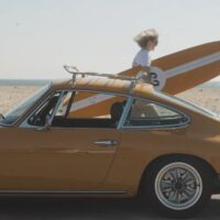 ポルシェ911とアーモンドサーフボードのコラボボードがリリースへ