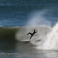 シーズン入りしたフランス南西部のビーチブレイクバレルが炸裂!フリーサーフ動画