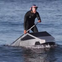 2024年ハロウィンのロサンゼルスのビーチの様子！コスプレサーフィン動画