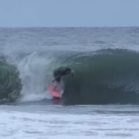 ホームでクローズアウトバレルにチャージ!ガブリエル・メディナのフリーサーフ動画