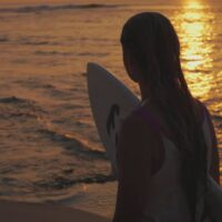 10代の若手ビラボンガールのジュニパー・ハーパー!インドネシアトリップ動画
