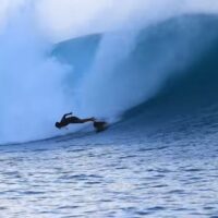 2024年シーズンのメンタワイ諸島で発生したバレルでのワイプアウト特集動画