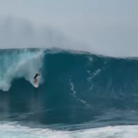 生きる伝説のべサニー・ハミルトン!片腕でパイプラインに乗るチャージ動画