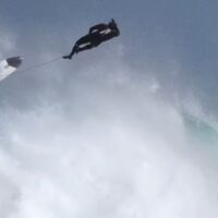 【必見】ド派手なエアリアルにビッグバレル!イーライ・ビュークスのフリーサーフ動画