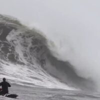 エディ翌日にマーヴェリックスが炸裂!ルーカス・チアンカのビッグバレルメイク動画