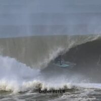 年末にビーチブレイクバレルで知られるフランス南西部が炸裂！ビッグバレル動画