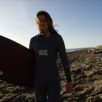 骨腫瘍除去から回復したジュリエット・ラコム!復帰作となるフリーサーフ動画