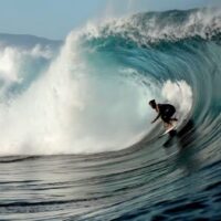 連日炸裂の2月のパイプライン!イズキール・ラウのバレルサーフィン動画