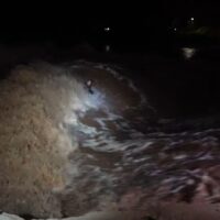 過去最大級の水量と勢い!JOBのワイメアでのリバーサーフィン動画