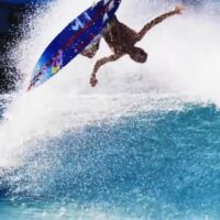 【必見】カイ・レニーがウェイブプールへ!何でもアリなフリーサーフィン動画