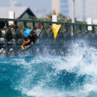 サーファーとフォトグ接触のハプニング!2025年CT第2戦「アブダビプロ」2日目