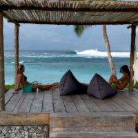 ミラ・ブラウンなどバリ島サーフショップ女性ライダーによるメンタワイトリップ動画