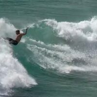 ミックも登場！Dバー（ゴールドコースト）での小波フリーサーフィン動画