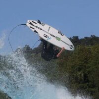 ジャクソン・ドリアンがウェイブガーデン社デモ施設へ！フリーサーフィン動画