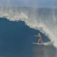 レイトシーズンの2月に炸裂したハワイ!イーライ・ハンネマンのフリーサーフ動画