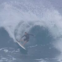 カイ・レニーとダスティ・ペインによるマウイ島フリーサーフィン動画