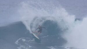 カイ・レニーとダスティ・ペインによるマウイ島フリーサーフィン動画
