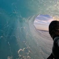 深すぎるダックダイブ！コア・スミスのクラウドブレイクでのビッグバレル動画