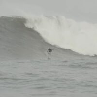 ビッグサイズのマーヴェリックス！カイ・レニーのハイドロフォイルサーフ動画