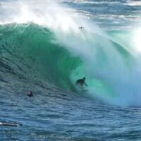 シドニーを代表するケープフィアが大炸裂!イースターのビッグウェイブサーフ動画