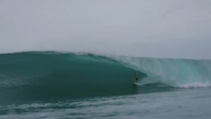 雨季のクルイでライトバレルをスコア！ブレント・ドリントンのフリーサーフ動画