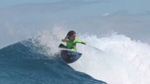 7歳のユライア・マクドナルド！オアフ島ノースショアでのフリーサーフィン動画