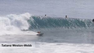 タティアナ・ウェストン・ウェブがバリ島ウルワツに登場！フリーサーフィン動画