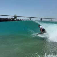 ハリウッド俳優のクリス・ヘムズワースがサーフアブダビへ！フリーサーフ動画