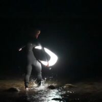 有名サーフスポットも貸切になる照明サーフボードを使ったナイトサーフィン動画