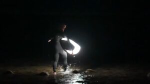有名サーフスポットも貸切になる照明サーフボードを使ったナイトサーフィン動画