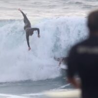 フィルマーが捉えたワイプアウトなどヤバいサーフシーンの14選動画