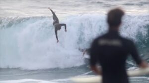 フィルマーが捉えたワイプアウトなどヤバいサーフシーンの14選動画