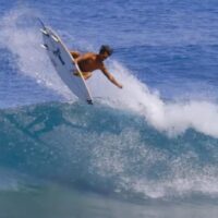 オアフ島バックドアでエアゲーム!イーライ・ハンネマンのフリーサーフィン動画