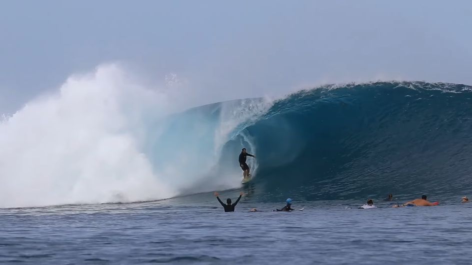 2025年はアーリーシーズンからメンタワイ諸島が炸裂！フリーサーフィン動画