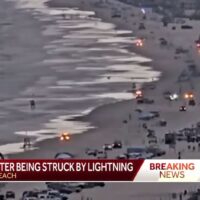 雷鳴が聞こえたら即座に海から上がるように!フロリダ州で落雷による死亡事故