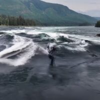 JOBとベン・グレイビーがトライしたカナダ最大級のリバーサーフィン動画