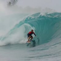 【必見】カイ・レニーのメンタワイ諸島でのスイッチスタンスバレル動画