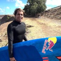 ヘビーなバックウォッシュでサーフィン！カイ・レニーの100リッター近いSUP動画