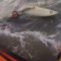 離岸流で1キロ弱沖に流されたイギリス人サーファー!救助までの一部始終動画