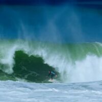 世界に誇るビーチブレイクバレルのホセゴー！シーズン幕開けセッション動画