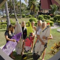 オーストラリア若手のサーファーガールズ！スンバワ島レイキーへのサーフ合宿動画