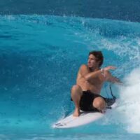 レイバックストールなどスタイルが光るクレイ・マルゾ！フリーサーフィン動画