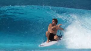 レイバックストールなどスタイルが光るクレイ・マルゾ！フリーサーフィン動画