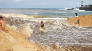 メイソン・ホーがワイメアでリバーサーフィン！波作りからサーフまで全工程動画