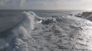 危険なバックウォッシュが押し寄せる癖波！メイソン・ホーのフリーサーフ動画