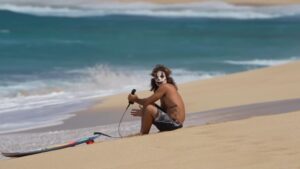 メイソン・ホーとクレイ・マルゾによるハロウィンの仮装サーフィン動画