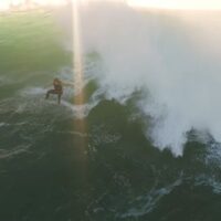 スキムボードでナザレにチャージ！？ルーカス・フィンクのフリーサーフ動画