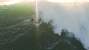 スキムボードでナザレにチャージ！？ルーカス・フィンクのフリーサーフ動画