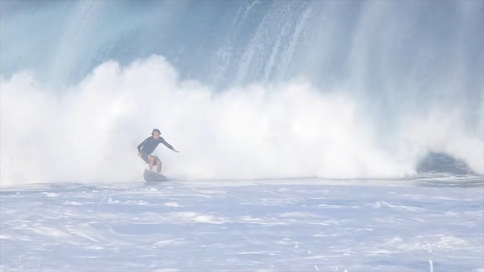 感謝祭に炸裂したパイプライン！3rdリーフもブレイクしたフリーサーフィン動画