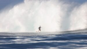 強烈レフトスラブのスマトラ島ジミーズレフト！トッシュ・チューダーのフリーサーフ動画